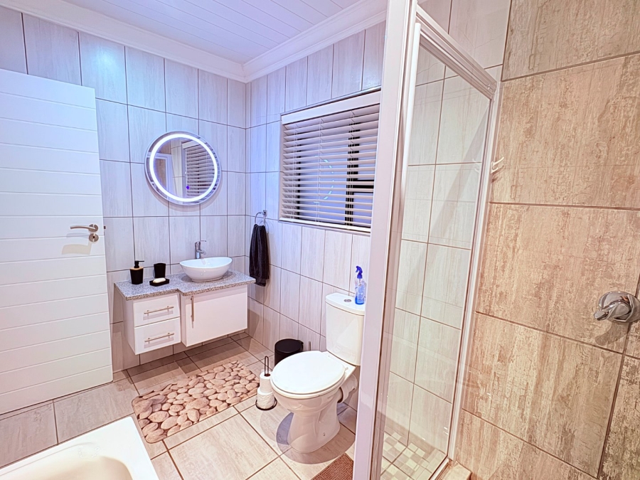 5 Bedroom Property for Sale in Reebok Western Cape